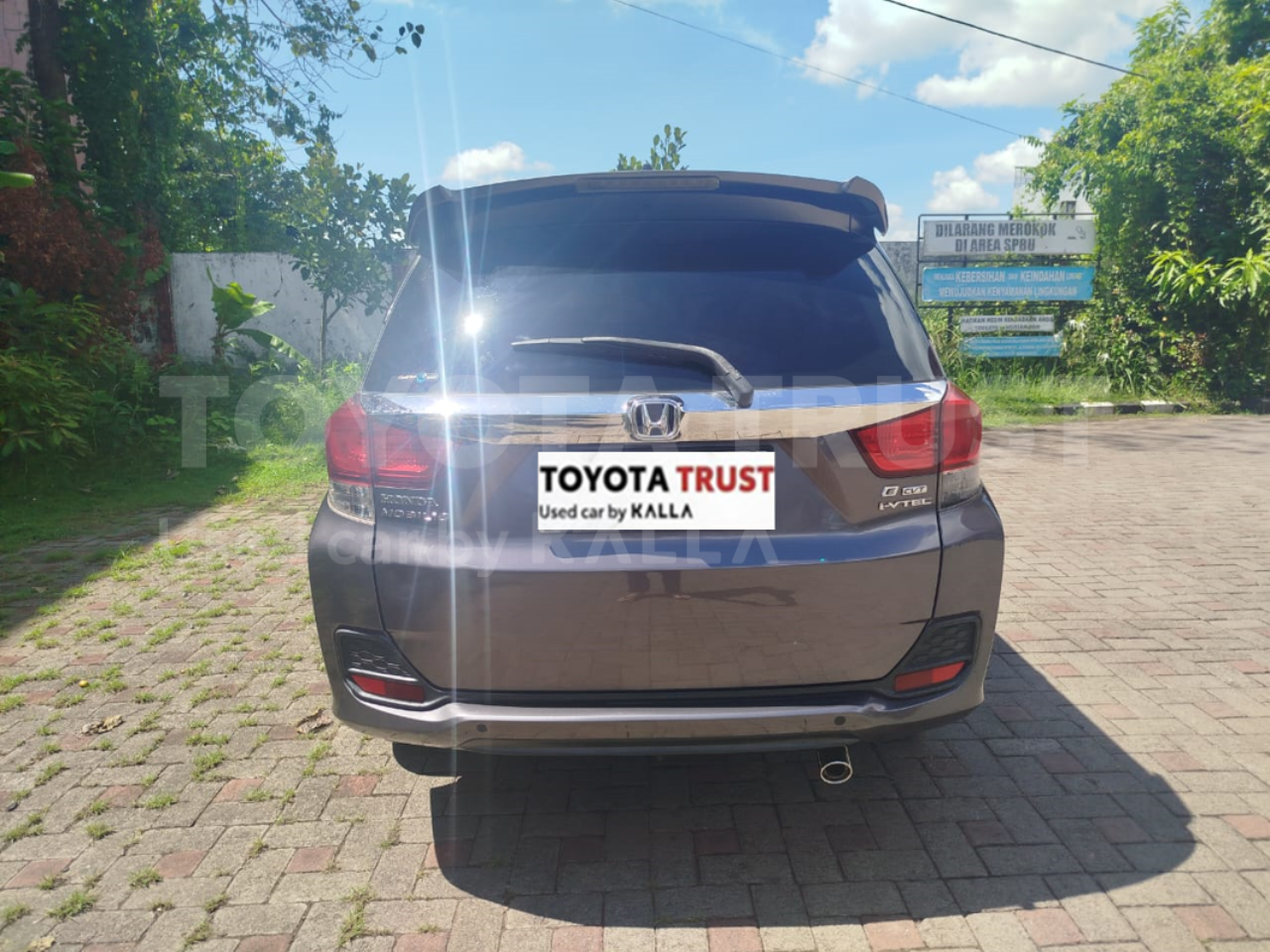 Foto Bagian Belakang Mobil