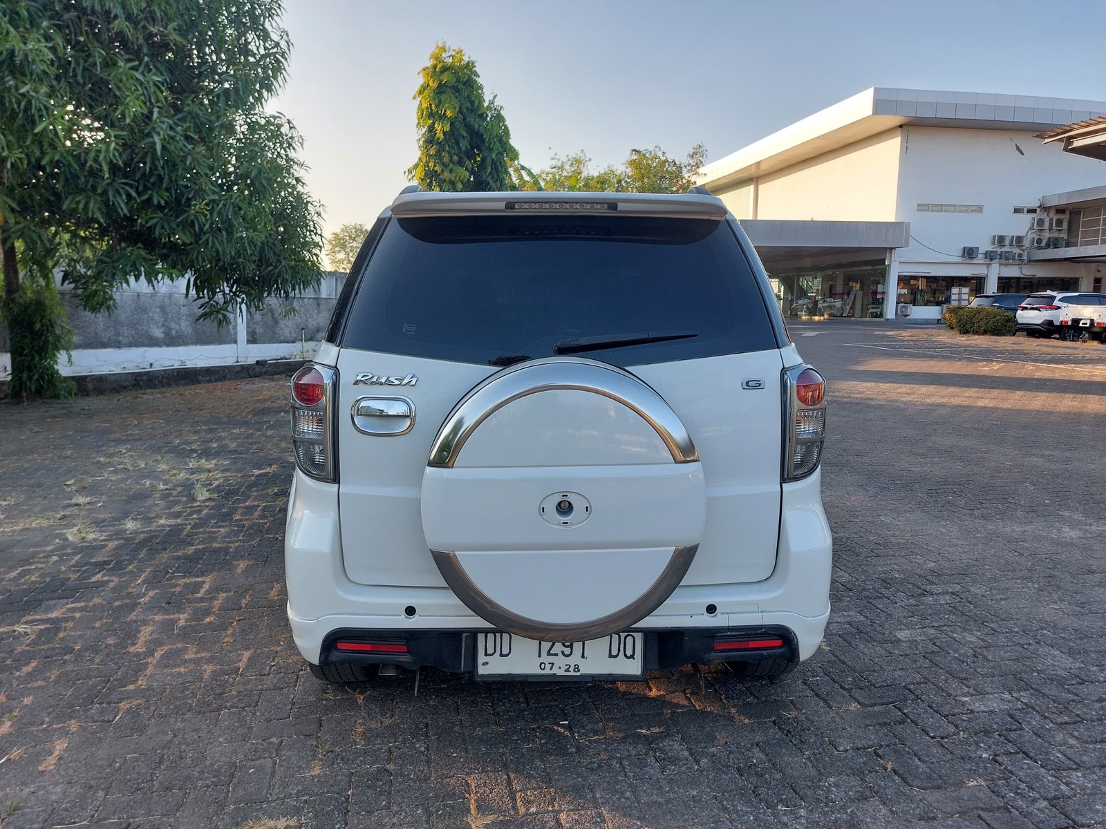Foto Bagian Belakang Mobil