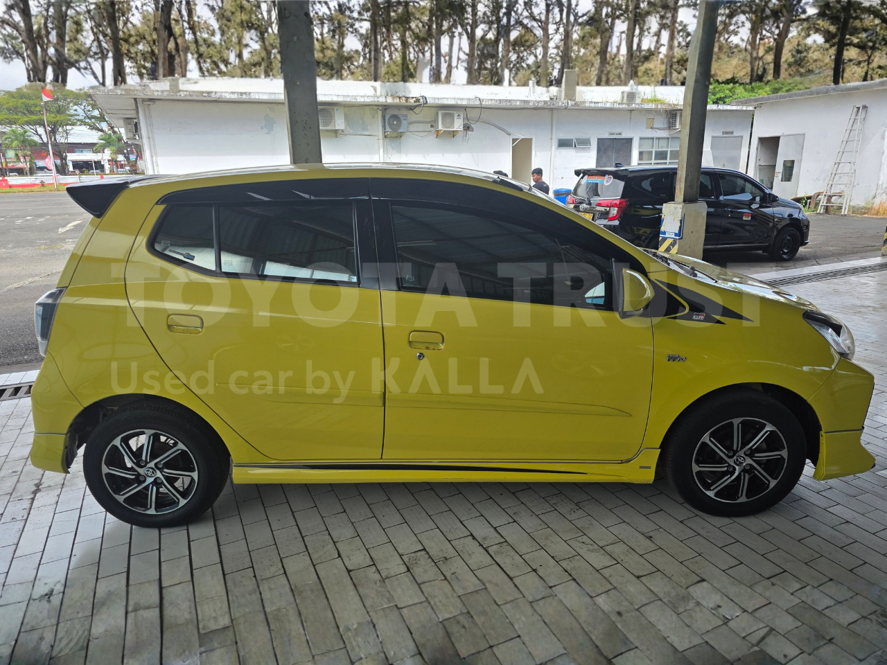 Foto Bagian Kanan Mobil