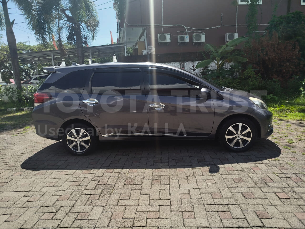 Foto Bagian Kanan Mobil