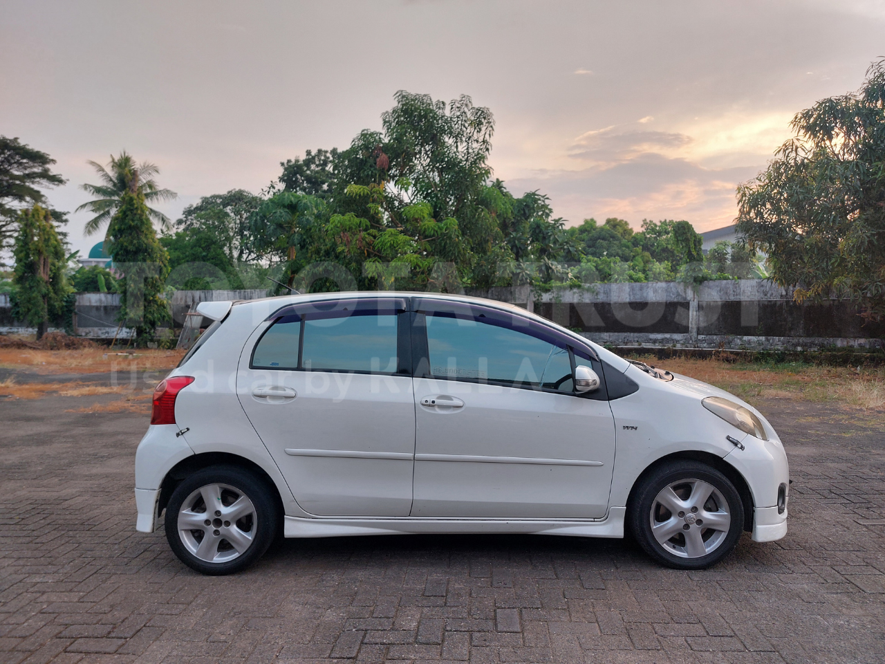 Foto Bagian Kanan Mobil