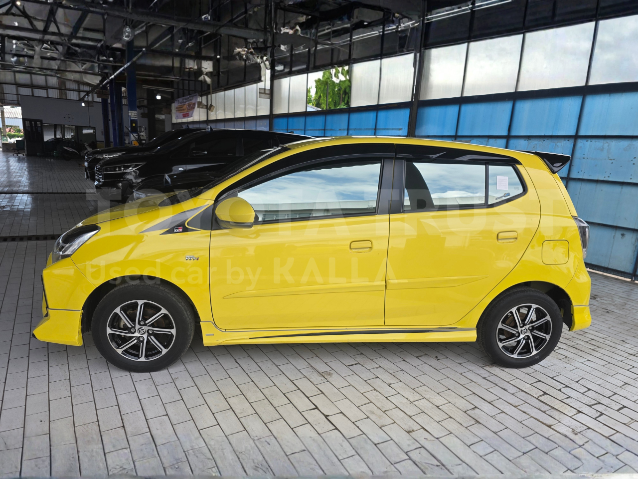 Foto Bagian Kiri Mobil