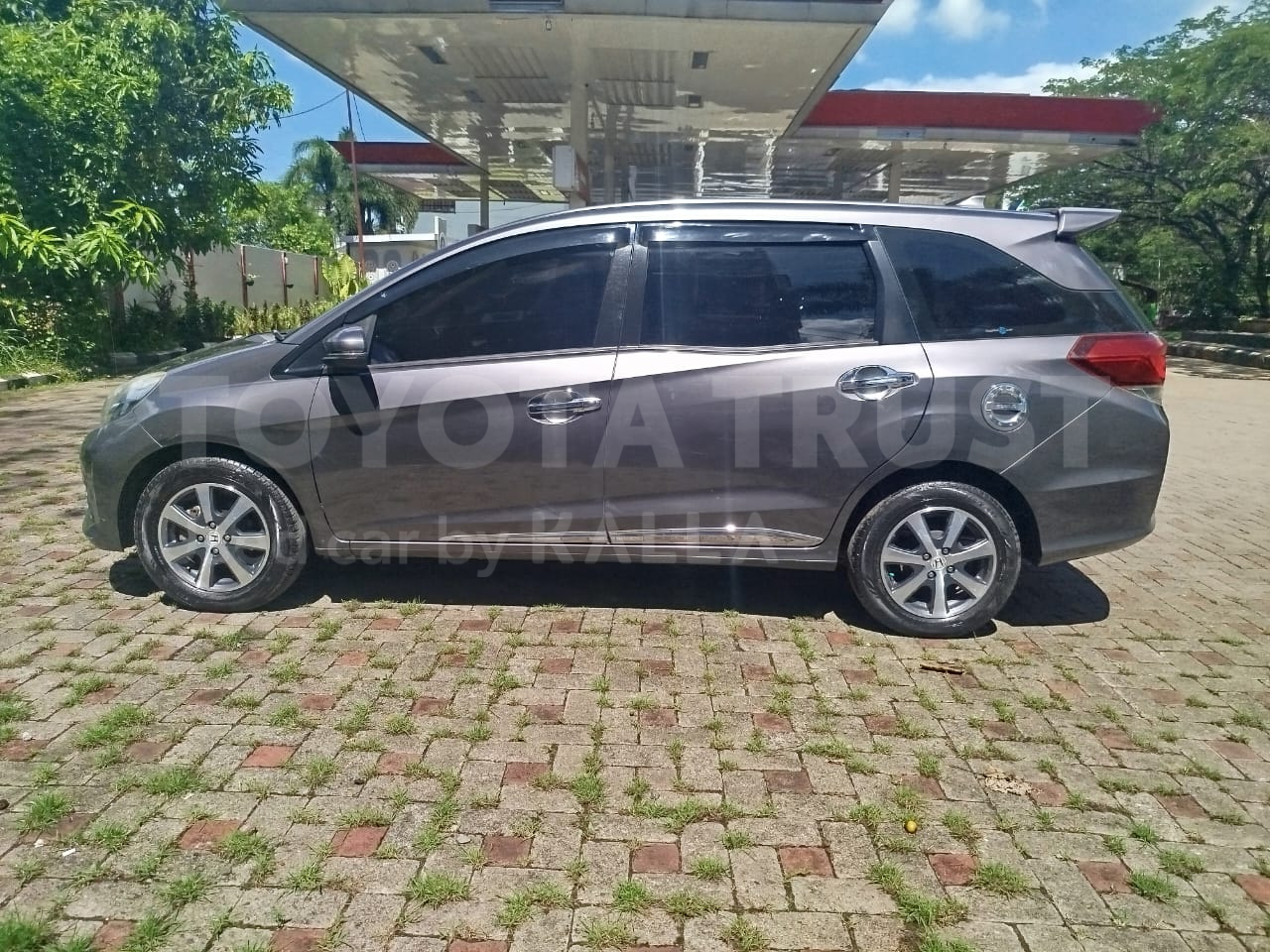Foto Bagian Kiri Mobil