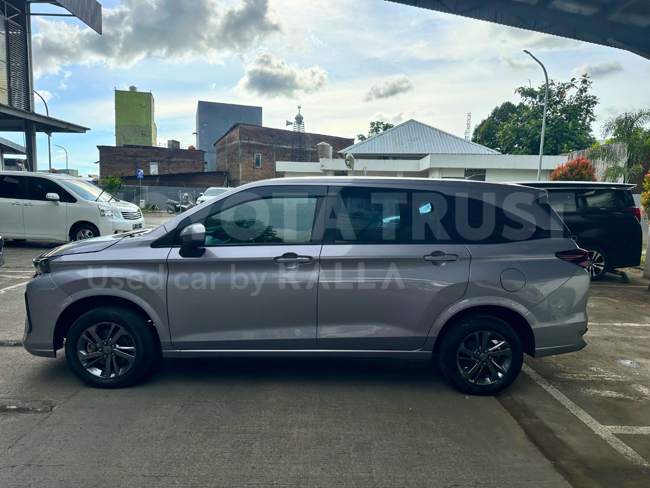Foto Bagian Kiri Mobil