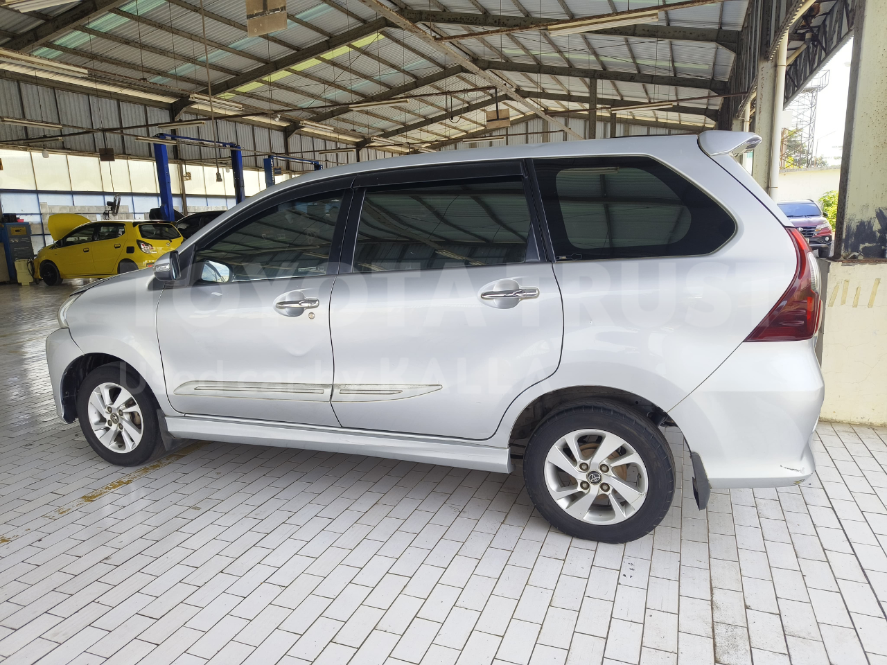 Foto Bagian Kiri Mobil