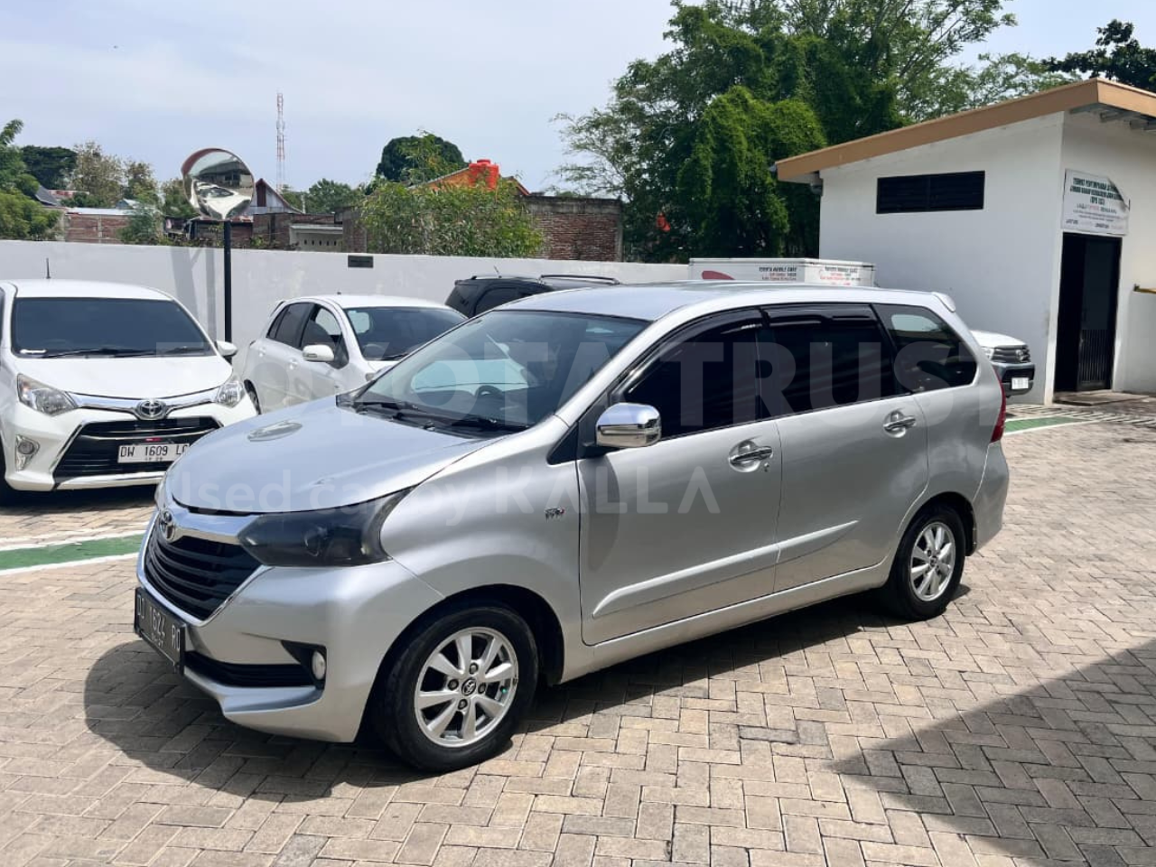 Foto Bagian Kiri Mobil