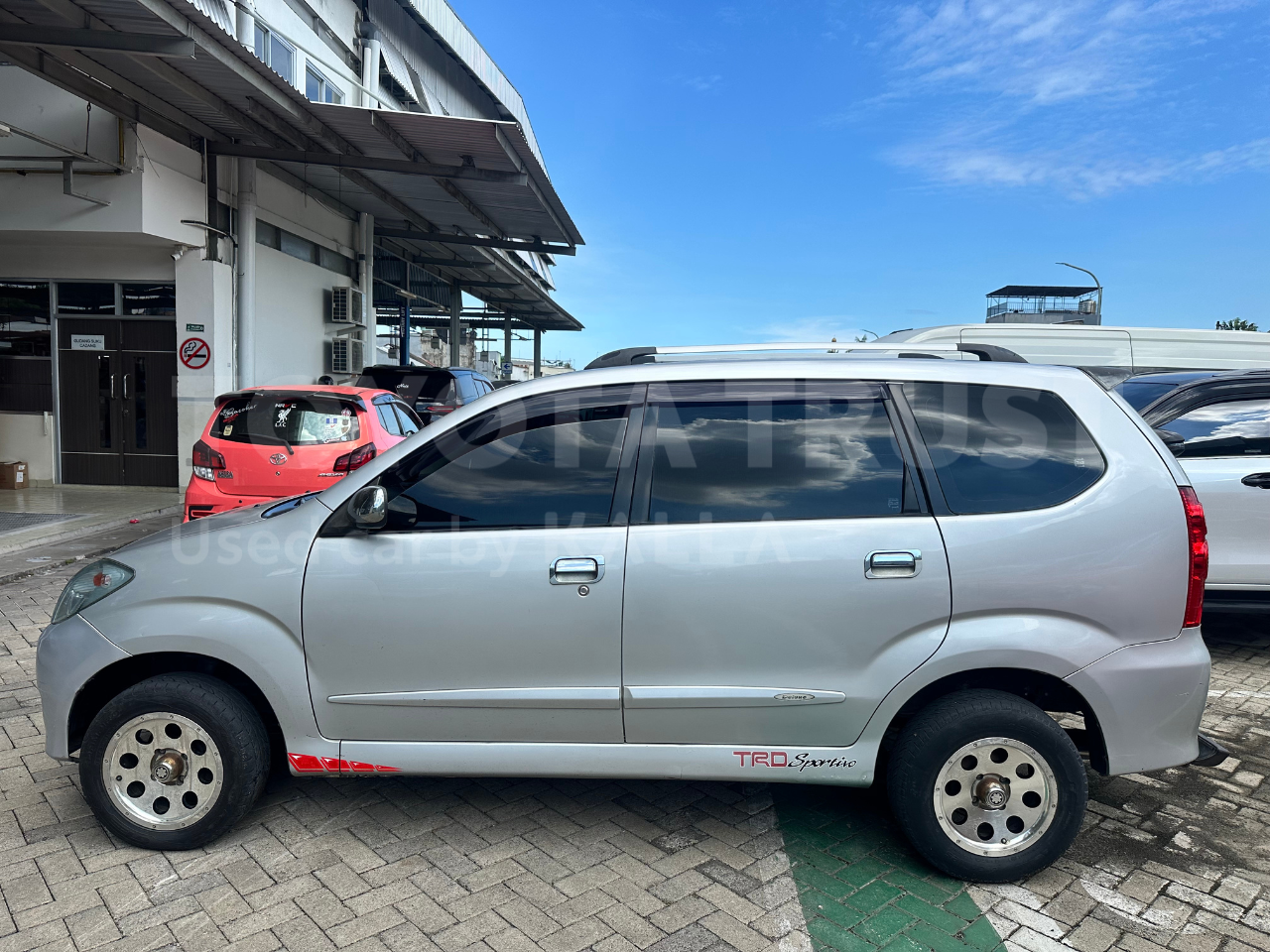 Foto Bagian Kiri Mobil