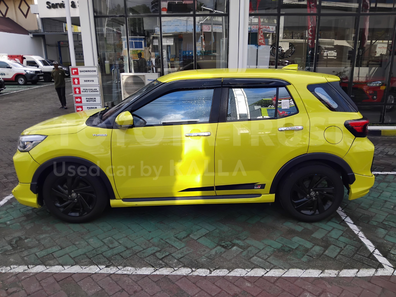 Foto Bagian Kiri Mobil