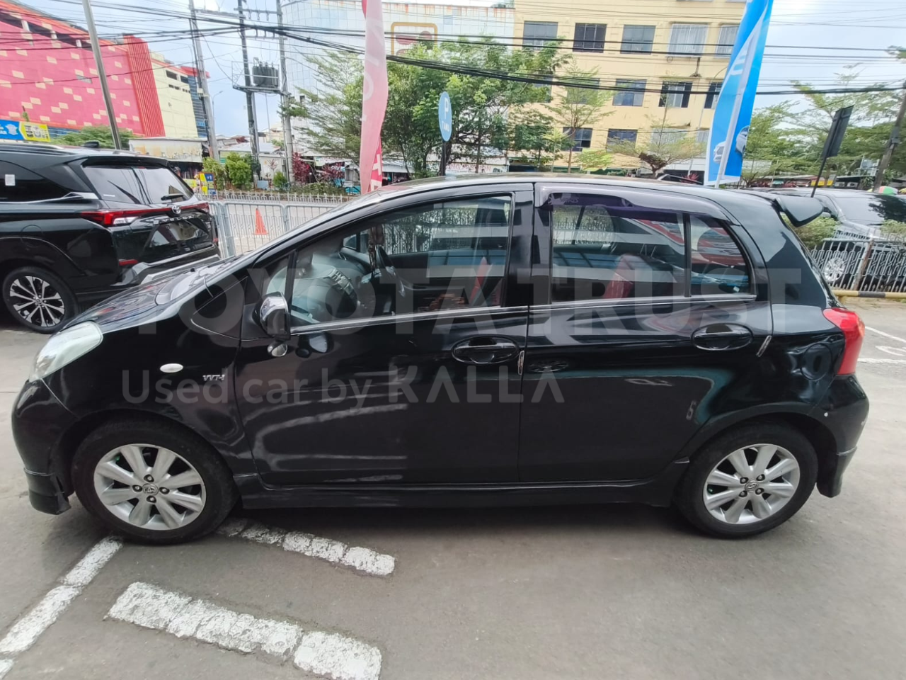 Foto Bagian Kiri Mobil